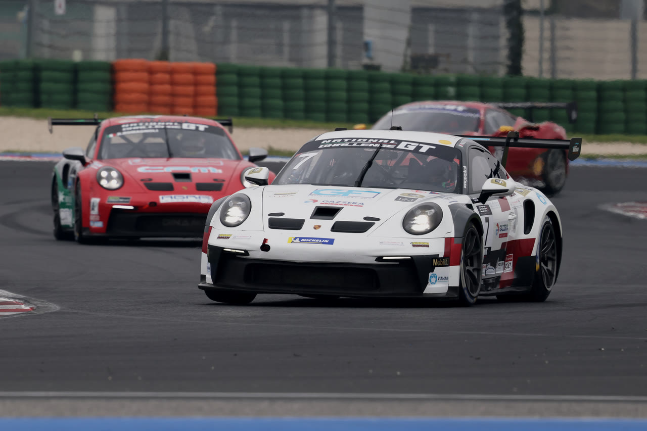 La numero 7 in pista davanti a un'altra vettura GT