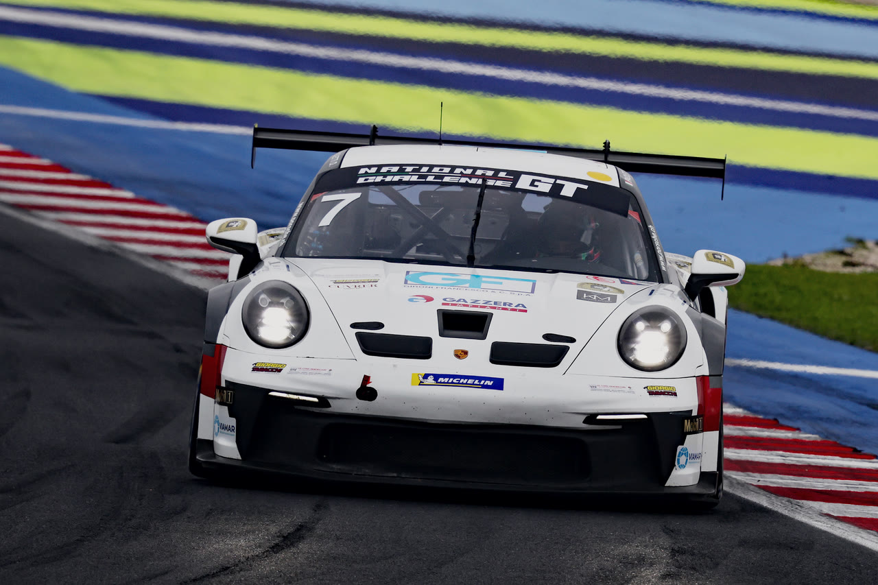 La Porsche numero 7 di Alessio Guazzaroni in curva, vista frontale