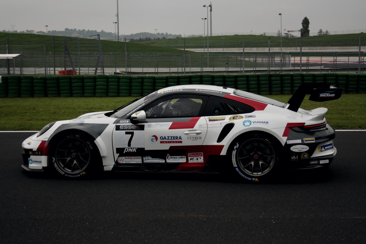 La Porsche numero 7 in pista, vista di profilo