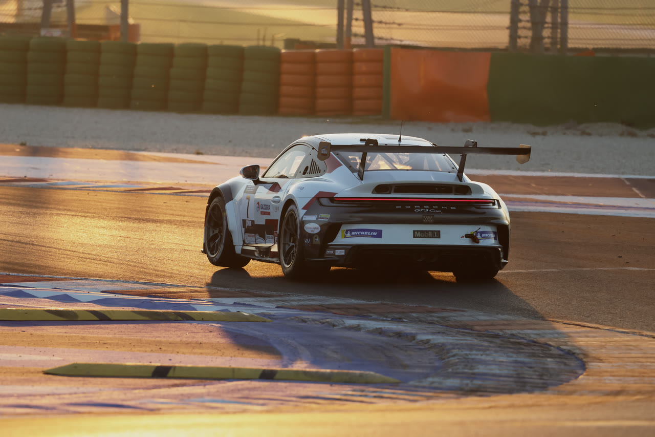La numero 7 in pista al tramonto