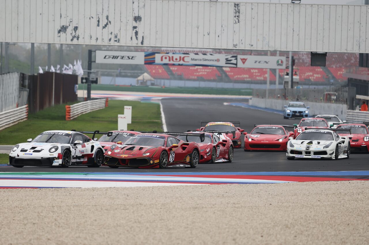 Partenza a Misano: la Porsche n. 7 nel gruppo con le Ferrari